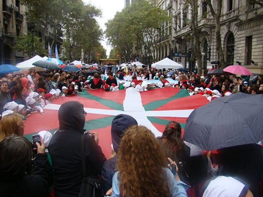 ''Buenos Aires Euskal Herria ospagai' jaialdiko ikurrinak Mayo Etorbidean (argazkia Verónica Ezcurra)